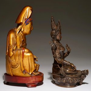 Une statuette de Tara en bronze et une Guanyin en bois doré, 19ème — photo 5