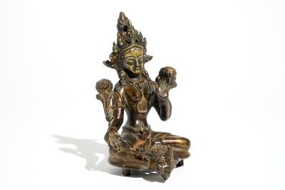 Une statuette de Tara verte (Syamatara) en bronze doré sino-tibétaine, 17/18ème