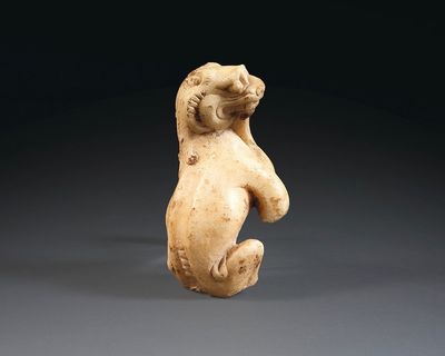 Une statuette fragmentaire d'un lion en marbre, Chine, Tang