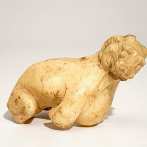 Une statuette fragmentaire d'un lion en marbre, Chine, Tang — photo 2