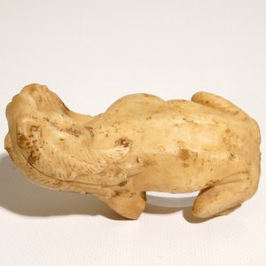 Une statuette fragmentaire d'un lion en marbre, Chine, Tang — photo 8