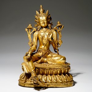 Une statuette sino-tibétaine de Tara verte (Syamatara) en bronze doré, 18/19ème — photo 2