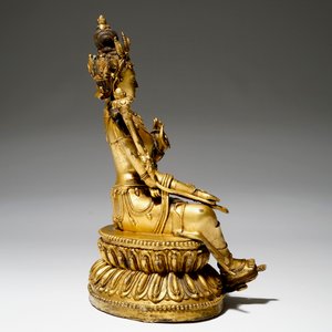 Une statuette sino-tibétaine de Tara verte (Syamatara) en bronze doré, 18/19ème — photo 3