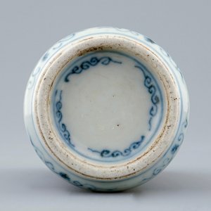 Une tabatière aux animaux en porcelaine de Chine bleu, blanc et rouge, 18/19ème — photo 2