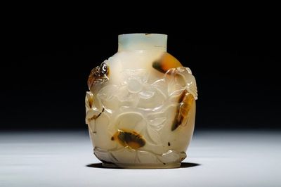 Une tabatière en agate à décor de fleurs et oiseaux, Chine, 18/19ème