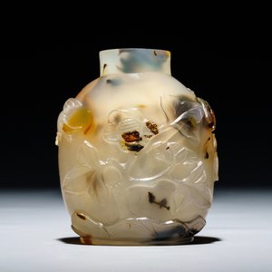 Une tabatière en agate à décor de fleurs et oiseaux, Chine, 18/19ème — photo 3