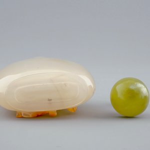 Une tabatière en agate à décor de Liu Hai, Chine, 18/19ème — photo 8