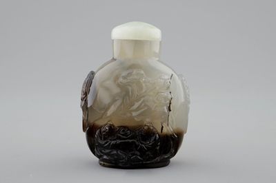 Une tabatière en agate finement sculptée, Chine, 18/19ème