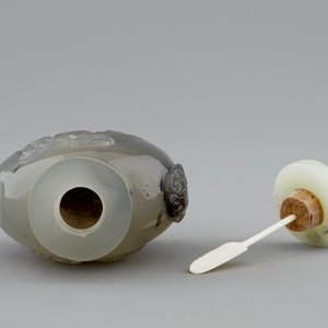 Une tabatière en agate finement sculptée, Chine, 18/19ème — photo 5