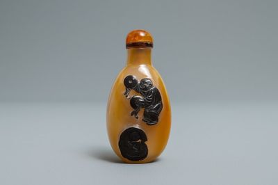 Une tabatière en agate sculpté figurant des musiciens, Chine, 19/20ème