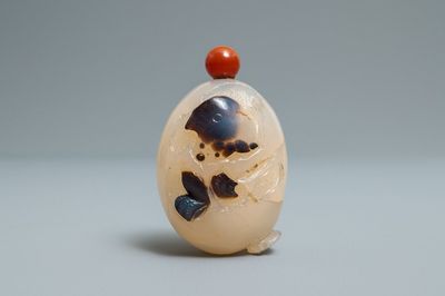 Une tabatière en agate sculpté figurant un oiseau sortant d'un oeuf, Chine, 19/20ème