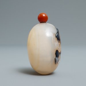Une tabatière en agate sculpté figurant un oiseau sortant d'un oeuf, Chine, 19/20ème — photo 2