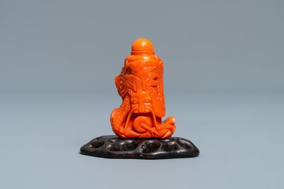 Une tabatière en corail rouge figurant un dragon, Chine, République