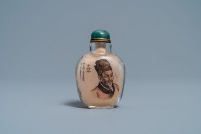 Une tabatière en cristal peint à l'intérieur à décor du docteur Li Shizhen, signée Zhang Rucai, datée 1978