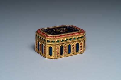 Une tabatière en cuivre doré incrusté et émaux, Canton, Chine, Qianlong