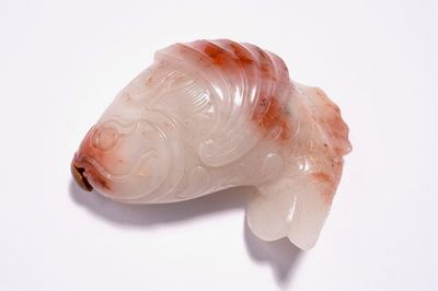Une tabatière en forme de carpe en jade blanc et rouge, Chine, 19ème