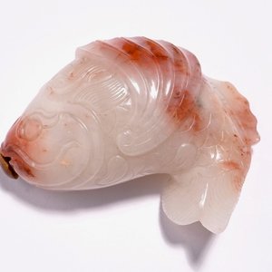Une tabatière en forme de carpe en jade blanc et rouge, Chine, 19ème — photo 1