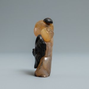 Une tabatière en forme de garçon en agate sculpté, Chine, 19/20ème — photo 4