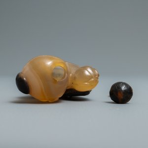 Une tabatière en forme de garçon en agate sculpté, Chine, 19/20ème — photo 5