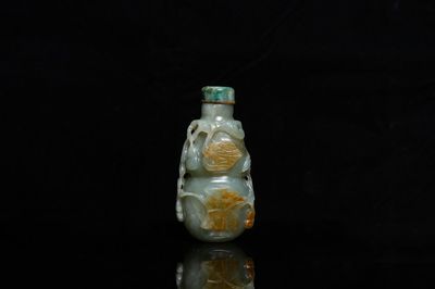 Une tabatière en forme de gourde en jade céladon et rouille, Qing