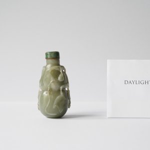 Une tabatière en forme de gourde en jade céladon et rouille, Qing — photo 8