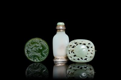 Une tabatière en jade blanc et deux pièces en jade vert, Chine, 17ème et après