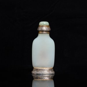 Une tabatière en jade blanc et deux pièces en jade vert, Chine, 17ème et après — photo 4