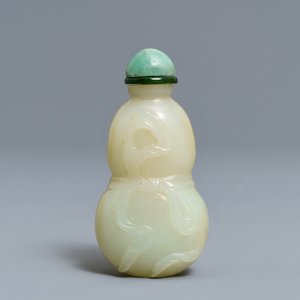 Une tabatière en jade céladon et rouille de forme double gourde, Chine, 19ème — photo 3