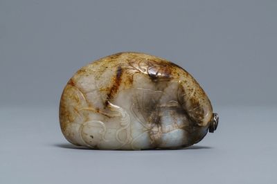 Une tabatière en jade gris-blanc et rouille, Chine, 19/20ème