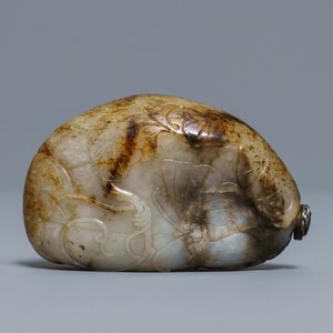 Une tabatière en jade gris-blanc et rouille, Chine, 19/20ème — photo 1