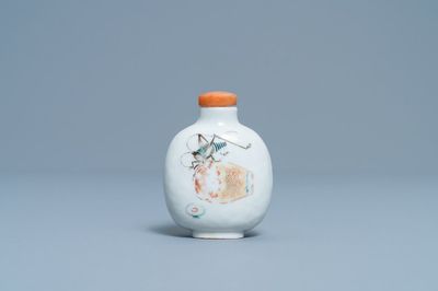 Une tabatière en porcelaine de Chine à décor de sauterelles, marque et époque de Daoguang