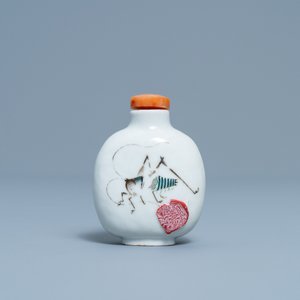 Une tabatière en porcelaine de Chine à décor de sauterelles, marque et époque de Daoguang — photo 3