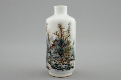 Une tabatière en porcelaine de Chine au paysage, 20ème