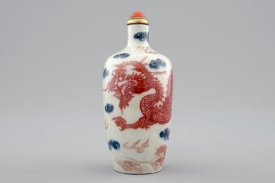 Une tabatière en porcelaine de Chine bleu, blanc et rouge, 18/19ème