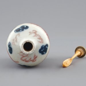 Une tabatière en porcelaine de Chine bleu, blanc et rouge, 18/19ème — photo 5