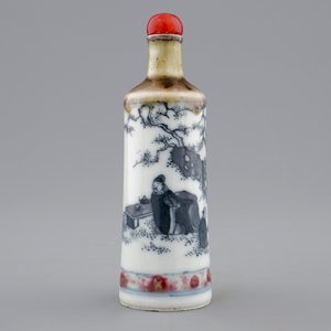Une tabatière en porcelaine de Chine bleu, blanc et rouge, 18ème — photo 1