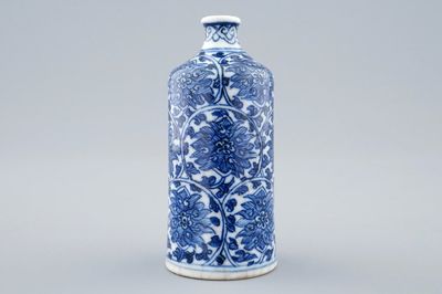 Une tabatière en porcelaine de Chine bleu et blanc, marque et époque de Yongzheng