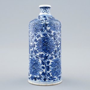 Une tabatière en porcelaine de Chine bleu et blanc, marque et époque de Yongzheng — photo 1