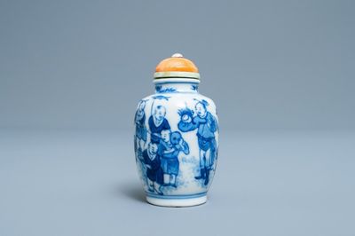 Une tabatière en porcelaine de Chine en bleu et blanc, marque de Chenghua, Yongzheng