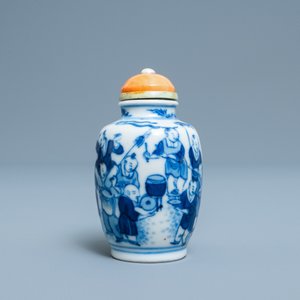 Une tabatière en porcelaine de Chine en bleu et blanc, marque de Chenghua, Yongzheng — photo 2