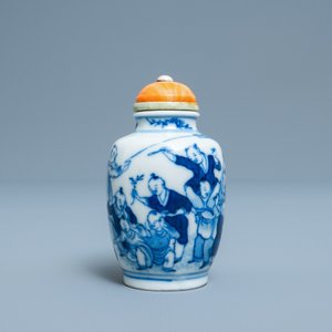 Une tabatière en porcelaine de Chine en bleu et blanc, marque de Chenghua, Yongzheng — photo 3