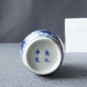 Une tabatière en porcelaine de Chine en bleu et blanc, marque de Chenghua, Yongzheng — photo 9
