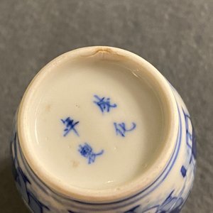 Une tabatière en porcelaine de Chine en bleu et blanc, marque de Chenghua, Yongzheng — photo 10