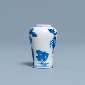 Une tabatière en porcelaine de Chine en bleu et blanc, marque de Yongzheng, 18/19ème — photo 2