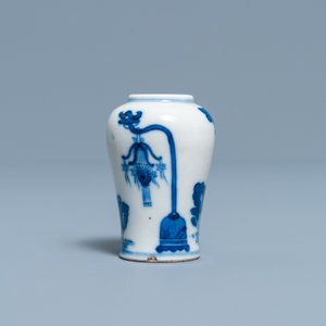 Une tabatière en porcelaine de Chine en bleu et blanc, marque de Yongzheng, 18/19ème — photo 3