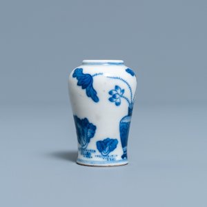Une tabatière en porcelaine de Chine en bleu et blanc, marque de Yongzheng, 18/19ème — photo 4