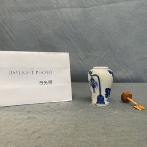Une tabatière en porcelaine de Chine en bleu et blanc, marque de Yongzheng, 18/19ème — photo 8