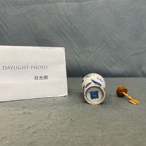 Une tabatière en porcelaine de Chine en bleu et blanc, marque de Yongzheng, 18/19ème — photo 10
