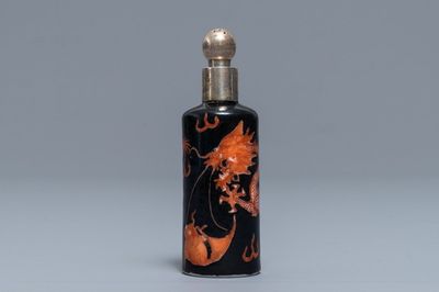 Une tabatière en porcelaine de Chine famille noire à monture en argent, Qianlong/Jiaqing