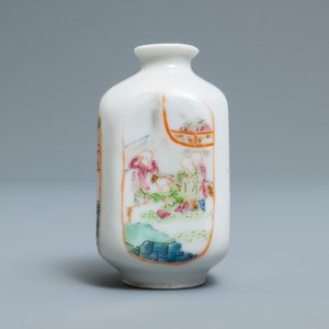 Une tabatière en porcelaine de Chine famille rose à décor de garçons jouants, 18/19ème — photo 1